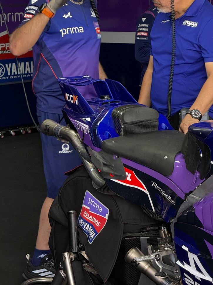 Φτεράκια και δίπλα στη σέλα για την Yamaha